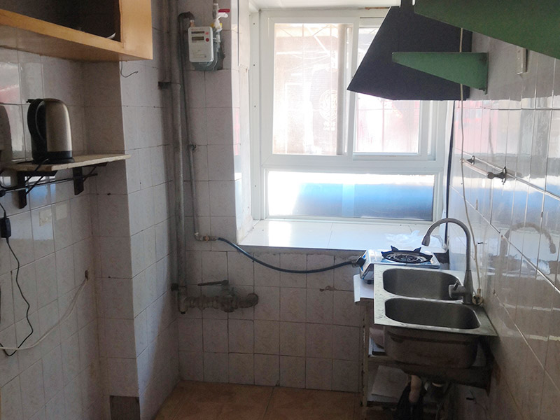 廚衛(wèi)改造裝修：舊廚房與舊衛(wèi)生間的內(nèi)部結(jié)構(gòu)相對(duì)都要復(fù)雜一些，廚房與衛(wèi)生間是一個(gè)家庭經(jīng)常使用的區(qū)域，需要看各種管道原來(lái)的位置是否合適，如不合適需要改動(dòng)，要出房屋圖紙交給裝修公司，由施工隊(duì)按圖紙進(jìn)行必要的改造。而且拆除過(guò)程中不可避免的會(huì)損壞瓷磚，避免房屋其他區(qū)域二次污染，一定要做好成品保護(hù)。