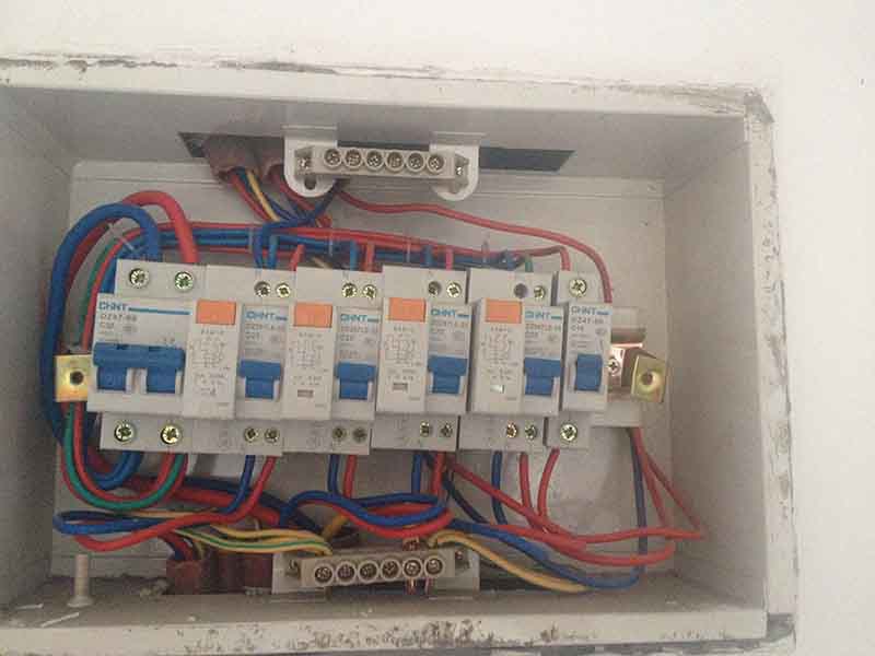  家里跳閘了推上去沒電，可能是出現了漏電保護器或者線路漏電的問題