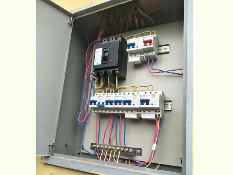  家里跳閘了推上去沒電，可能是出現了漏電保護器或者線路漏電的問題