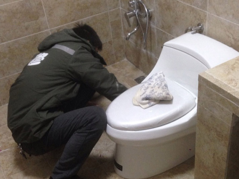 馬桶底部漏水哪里找人維修？馬桶底部漏